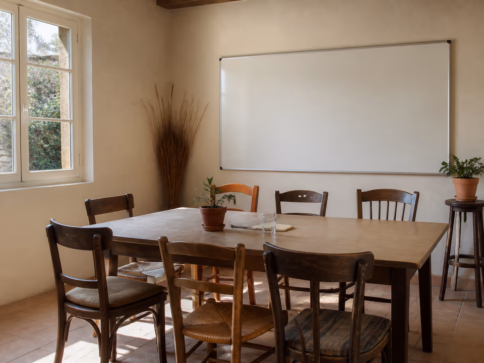 Une salle de travail calme préparée pour un échange en petit groupe